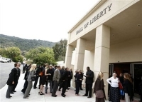 Alrededor de 400 personas llegaron a dar el último adiós al actor famoso por "Kung Fu"